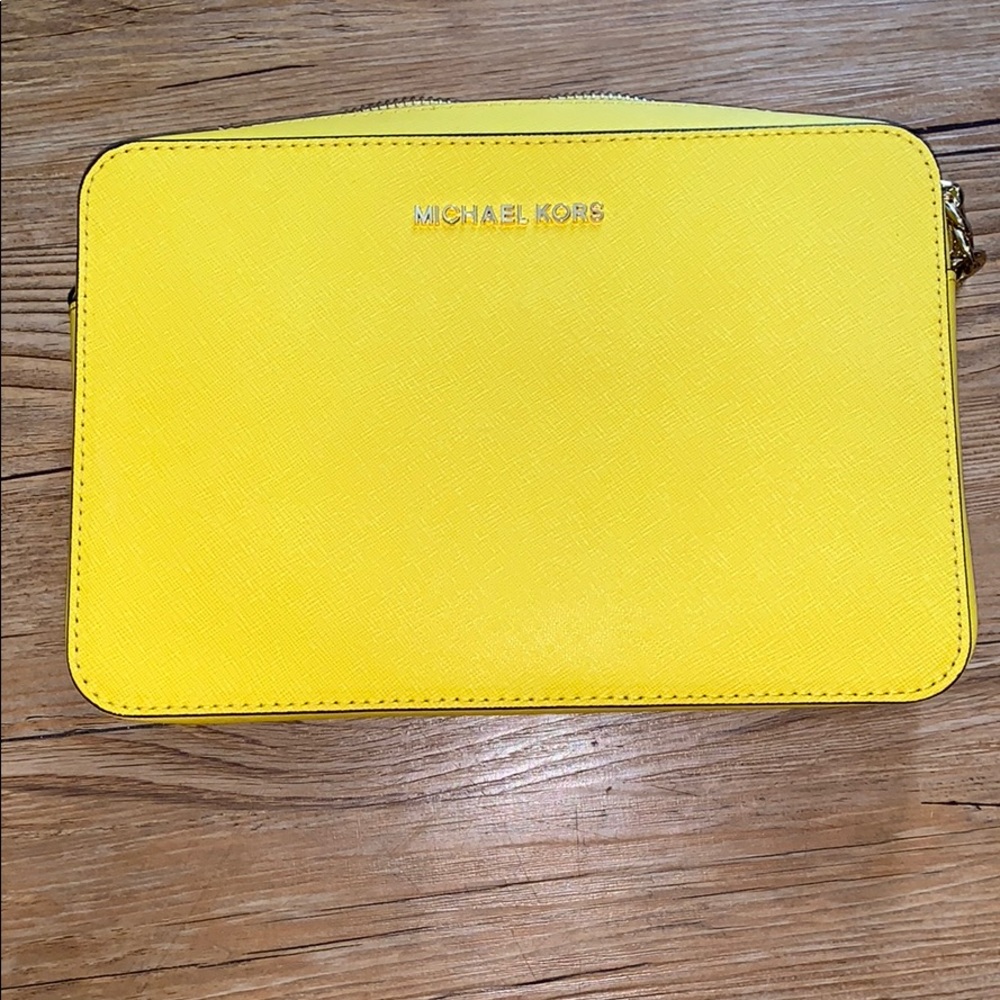 Michael Korda Lg Jet Set Crossbody - Citrus